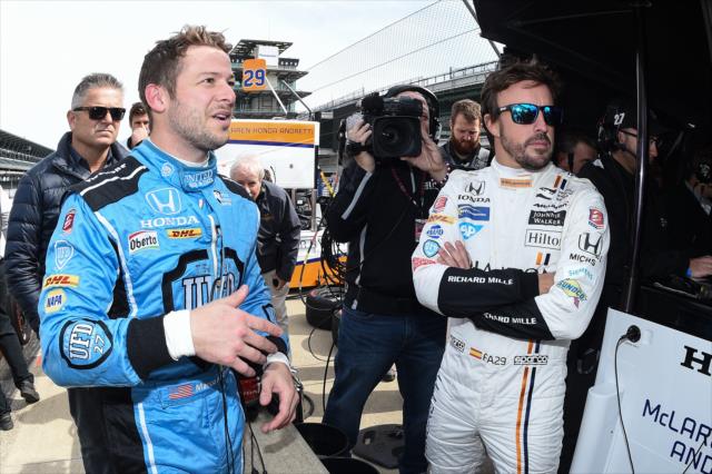 Alonso con Marco Andretti, quien hizo el shakedown en la mañana (FOTO: Chris Owens/INDYCAR)
