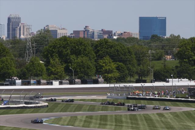 Los IndyCar con la ciudad de Indiana de fondo. Foto gentileza de IndyCar Media/Chris Jones. 