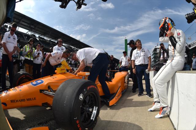 Fernando Alonso a momentos de clasificar. Foto gentileza IndyCar Media/Chris Owens. 