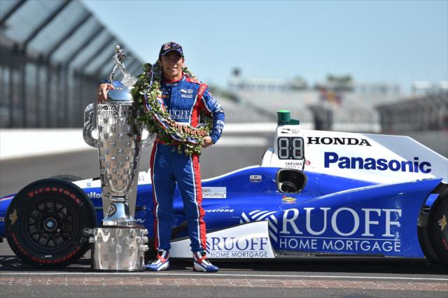Takuma Sato posa con el Borg Warner Trophy. Foto gentileza IndyCar Media/Chris Owens. 
