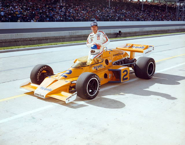 Johnny Rutherford y el McLaren M16 con motor Offy con el cual ganó la Indy 500 de 1973. Foto gentileza de IndyCar Media. 